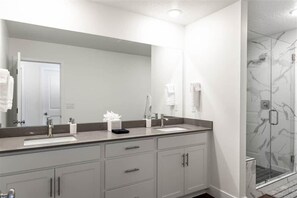 Dusche, Seife, Toilettenpapier