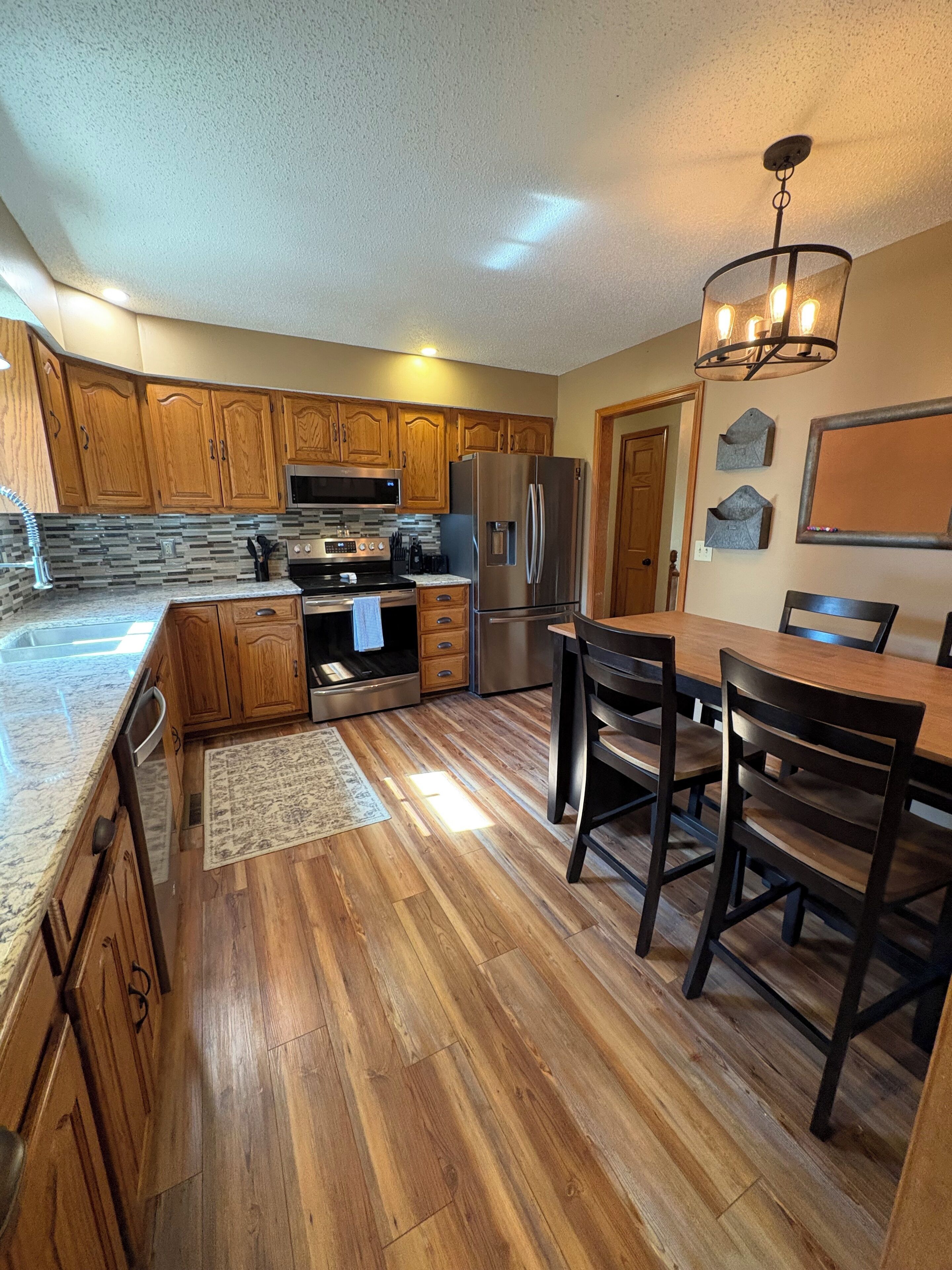 Een microgolfoven, een oven, een kookplaat, een vaatwasser