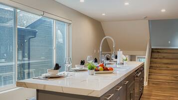 Condo, 3 Bedrooms | Private kitchen | Fridge, oven, coffee/tea maker, electric kettle