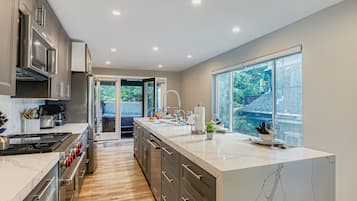 Condo, 3 Bedrooms | Private kitchen | Fridge, oven, coffee/tea maker, electric kettle
