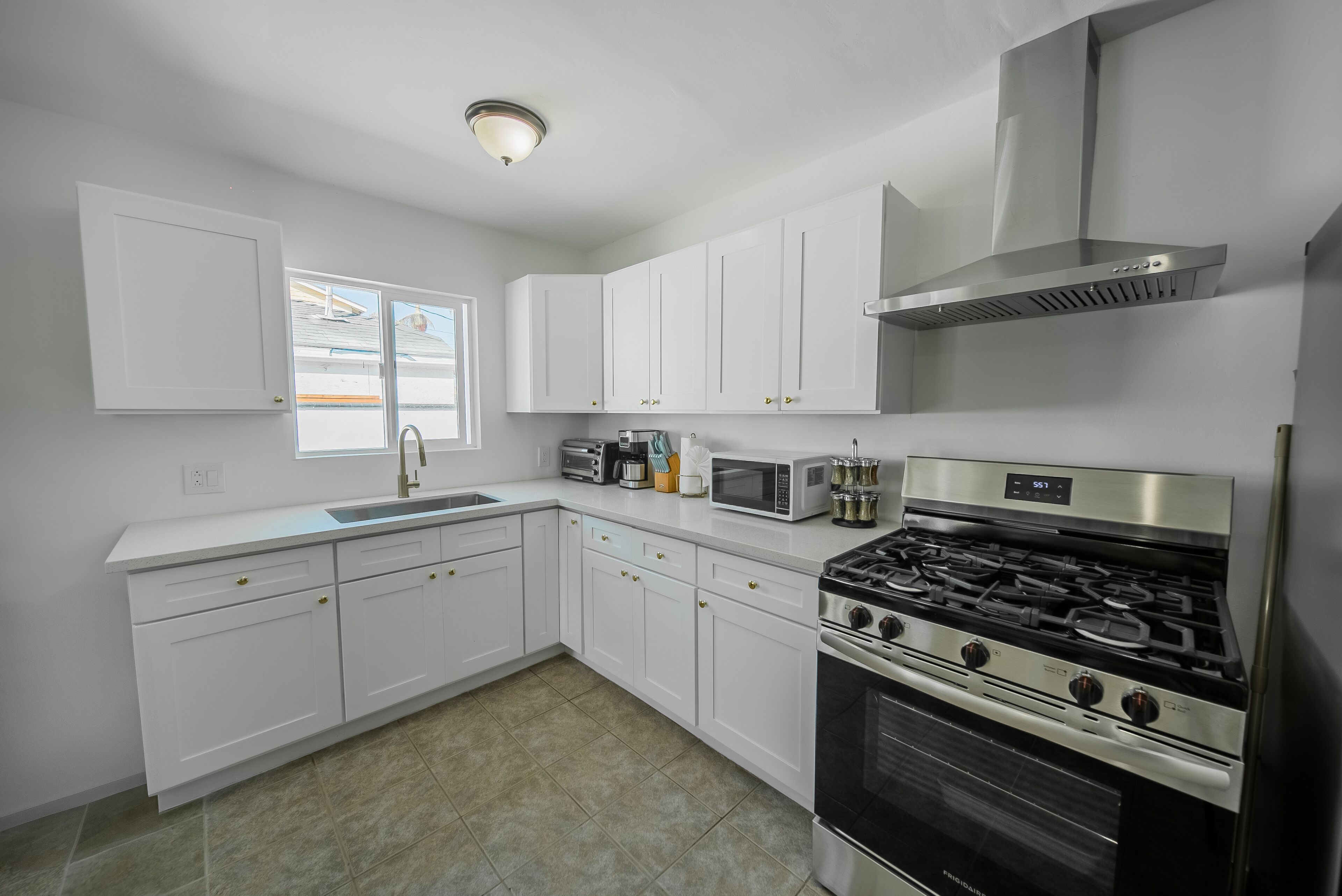 Een magnetron, een oven, een koffiezetapparaat/waterkoker