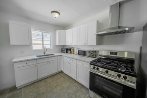 Mikrowelle, Ofen, Wasserkocher mit Kaffee-/Teezubehör, Wasserkocher