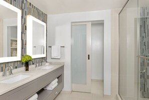 Chuveiro, secador de cabelo, toalhas de banho, sabonete