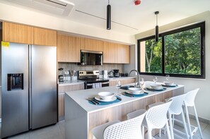 Kühlschrank, Mikrowelle, Ofen, Herdplatte