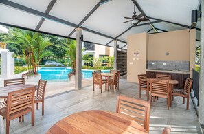 تناول الطعام بالخارج