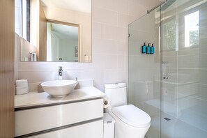Shower, hair dryer, towels - Tu Refugio Moderno en el Paraíso: Torres del Mar, Jacó (Jaco)