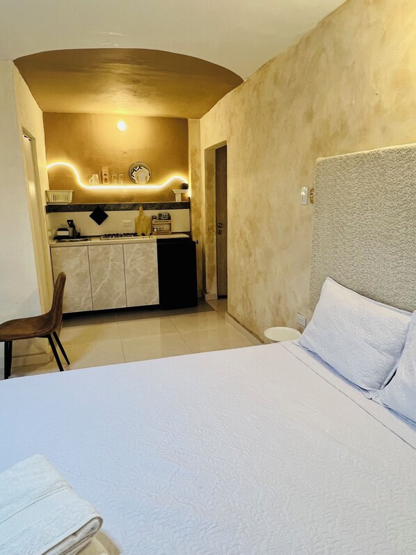 Tabla de planchar con plancha, wifi y ropa de cama