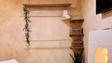 Tabla de planchar con plancha, wifi, ropa de cama