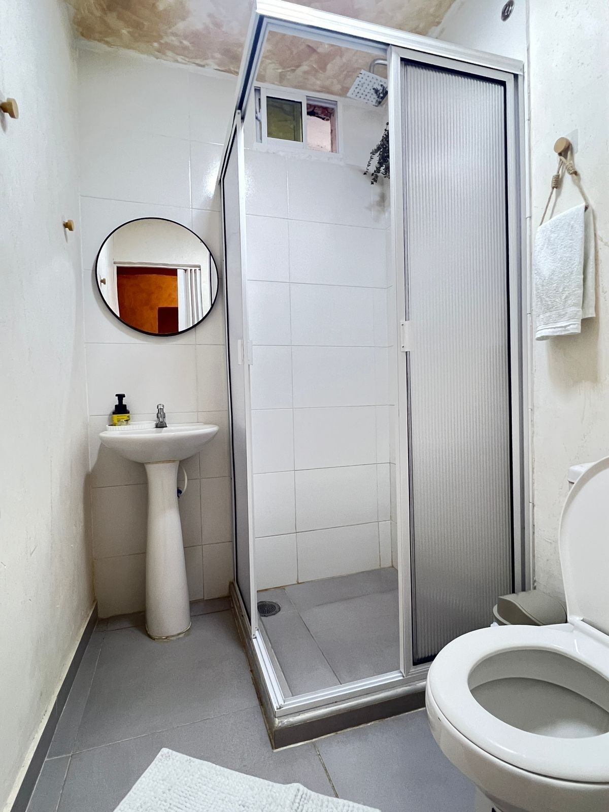 Dusch, handdukar, tvål och toalettpapper