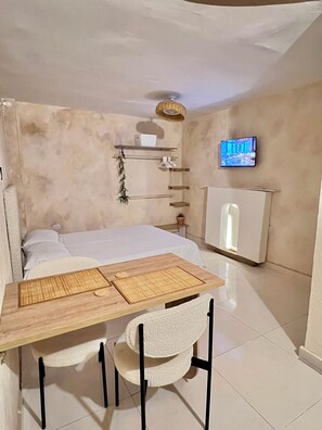 Iron/ironing board, WiFi, bed sheets - Monet apartment-studio. Tranquility, style and location.  (Santa Marta)
