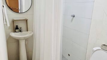 Dusch, handdukar, tvål och toalettpapper