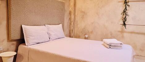 Een strijkplank/strijkijzer, wifi, beddengoed