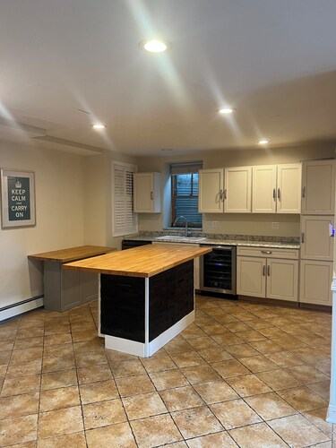 Fabulous 3-bedroom apartment with AC in Nyack , 1 block walk to Main St.