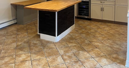 Fabulous 3-bedroom apartment with AC in Nyack , 1 block walk to Main St.