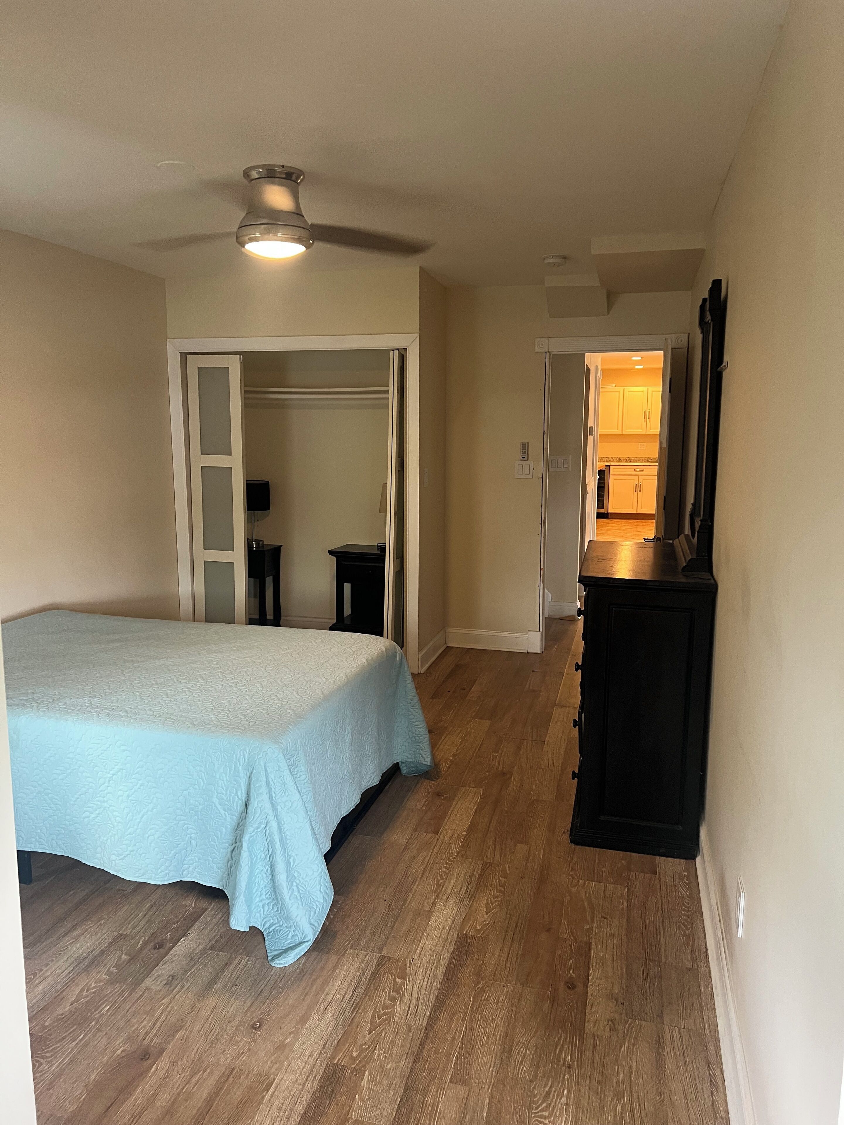 3 habitaciones, tabla de planchar con plancha, wifi y ropa de cama 