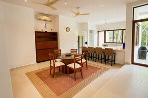 Deluxe-Villa, 4 Schlafzimmer, eigener Pool, Poolblick | Esszimmer