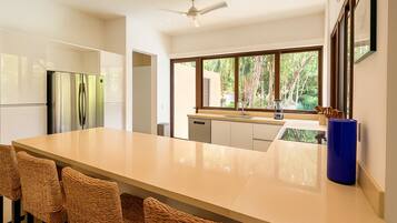 Villa Deluxe, 4 habitaciones, alberca privada, vista a la alberca | Cocina privada | Refrigerador con congelador, microondas, horno y parrilla de estufa