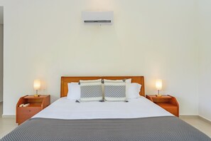 Deluxe Villa, 4 Bedrooms, Private Pool, Pool View | Down comforters, in-room safe, desk, laptop workspace - Villa Tres Delfines Private Pool And Family Fun Puerto Aventuras (Puerto Aventuras)