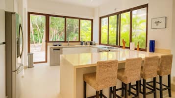 Refrigerador con freezer, microondas, horno, placa de cocina