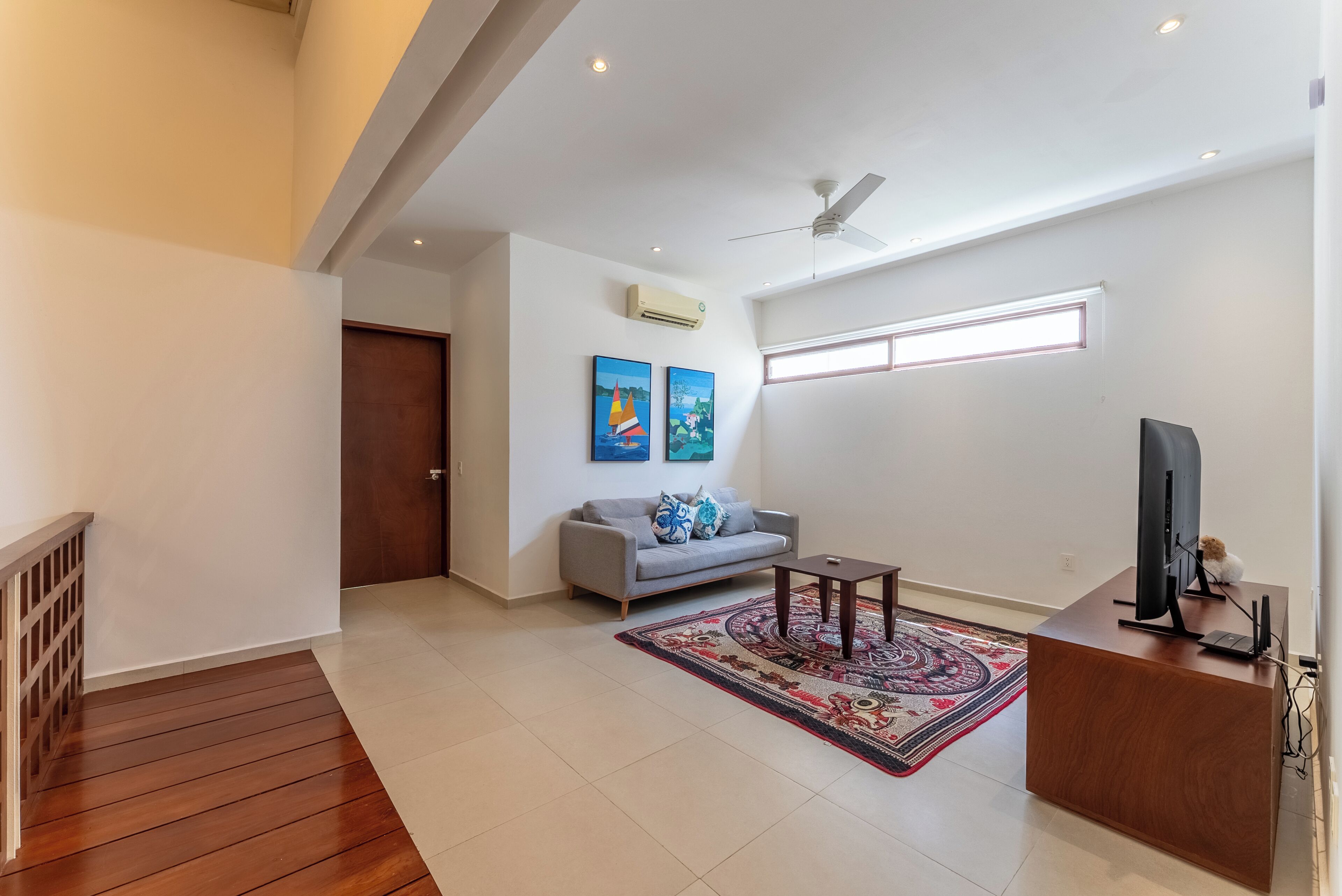 Villa Deluxe, 4 habitaciones, alberca privada, vista a la alberca | Área de sala de estar | Televisión LED de 60 pulgadas con canales digitales y Netflix 