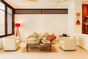 Deluxe-Villa, 4 Schlafzimmer, eigener Pool, Poolblick | Wohnbereich | 60-Zoll-LED-Fernseher mit Digitalempfang, Netflix, Streaming-Dienste