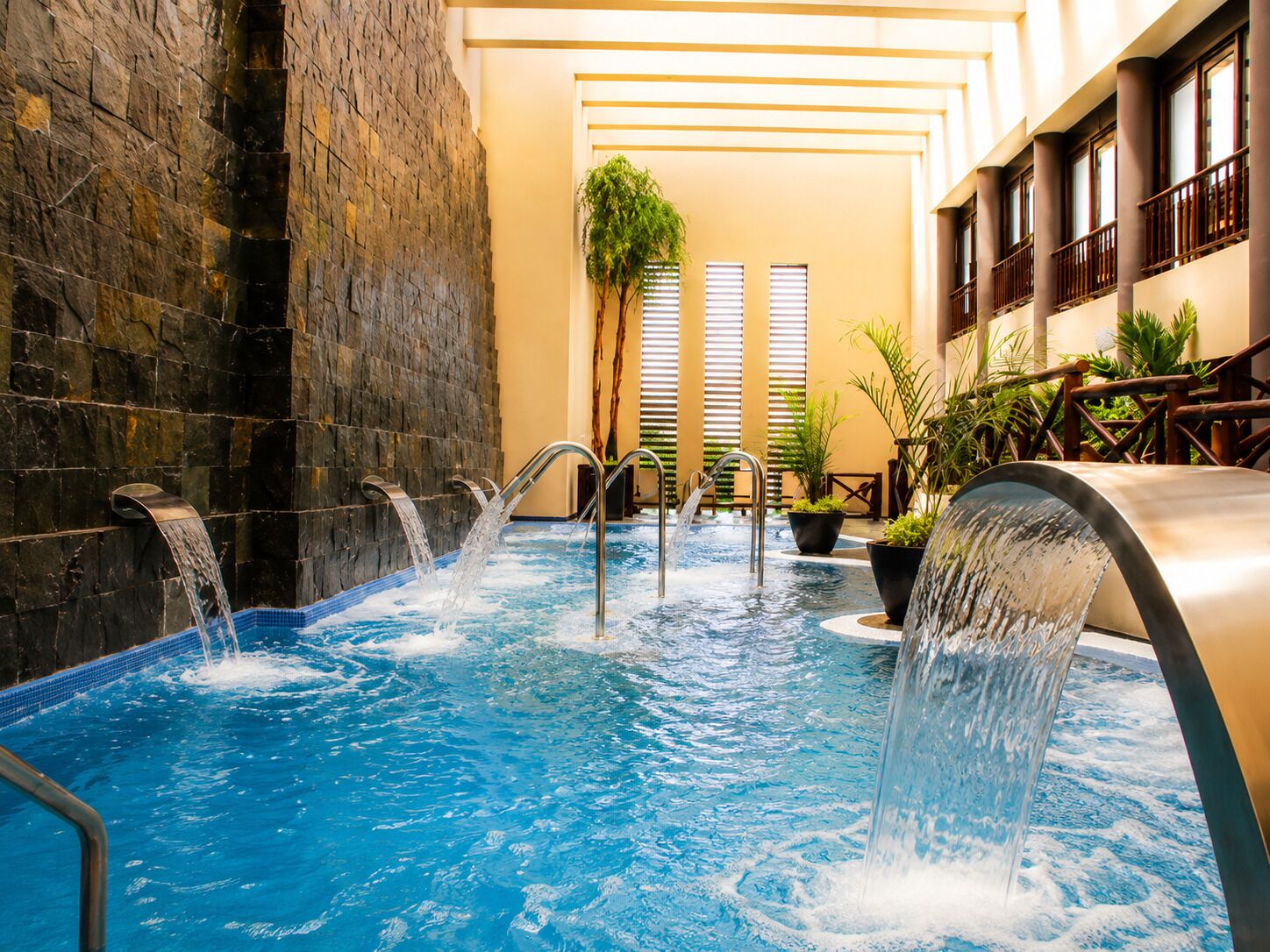 Sauna, hot tub, steam room, 2 treatment rooms