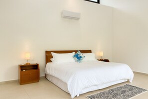 Deluxe-Villa, 4 Schlafzimmer, eigener Pool, Poolblick | Daunenbettdecken, Zimmersafe, Schreibtisch