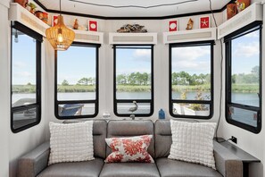 TV - Cozy cottage on Back Bay next to Virginia Beach's wonderful Sandbridge Beach. (Virginia Beach)