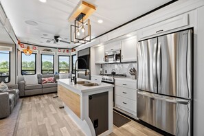 Oven, stovetop - Cozy cottage on Back Bay next to Virginia Beach's wonderful Sandbridge Beach. (Virginia Beach)