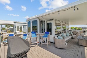 Outdoor dining - Cozy cottage on Back Bay next to Virginia Beach's wonderful Sandbridge Beach. (Virginia Beach)