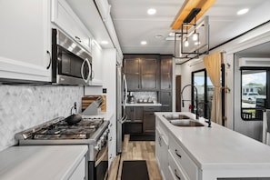 Oven, stovetop - Cozy cottage on Back Bay next to Virginia Beach's wonderful Sandbridge Beach. (Virginia Beach)