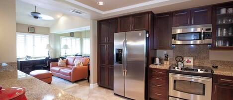 Microondas, horno, parrilla de estufa y lavavajillas