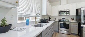 Very Spacious Modern 6BR Group Getaway