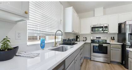 Very Spacious Modern 6BR Group Getaway