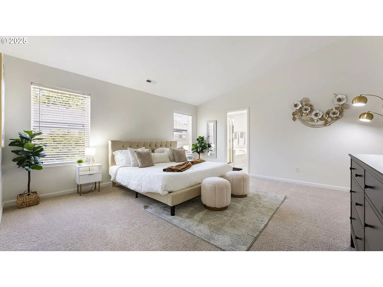 6 bedrooms, desk, iron/ironing board, travel crib