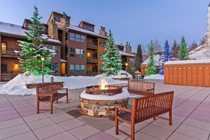 Property grounds - Ski-In Access, Walk to Ski Slopes, Views, Hot Tub, Private Shuttle, Renovated (Steamboat Springs)