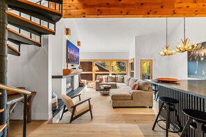 Smart TV, chimenea, estéreo