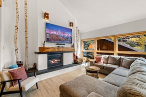 Smart TV, chimenea, estéreo