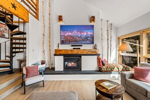 TV connectée, cheminée, chaîne hi-fi