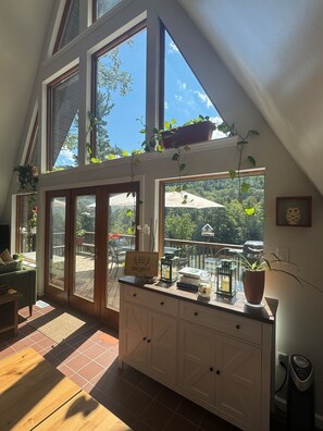 Interior - Casa Bella - Beautiful home, thoughtful decor (Oneonta)