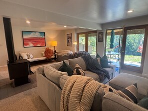 تلفزيون ذكي، كُتُب، مكتب، شاشة كمبيوتر