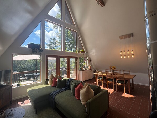 Smart TV, books, offices, computer monitors - Casa Bella - Beautiful home, thoughtful decor (Oneonta)