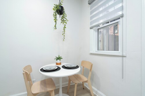 Designer remodeled Apt~Close to hospitals & dining~Suited for short or long stay