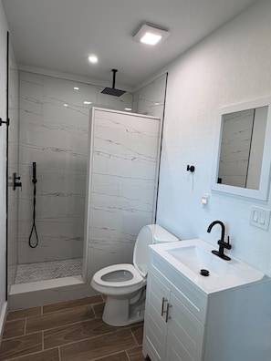 Douche, serviettes fournies, savon, papier toilette