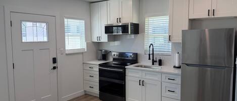 冷蔵庫、電子レンジ、オーブン、コンロ