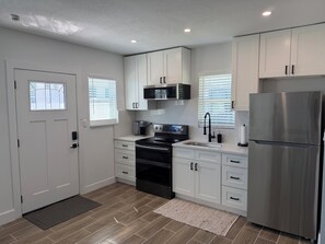 Frigorífico, microondas, horno y placa de cocina