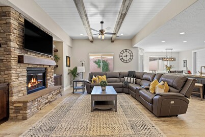Private Pool, Hot Tub and Dog Friendly!