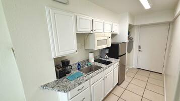 Refrigerador, microondas, parrilla de estufa y cafetera y tetera