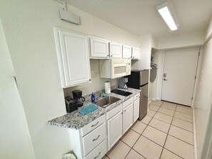 Een koelkast, een magnetron, een kookplaat