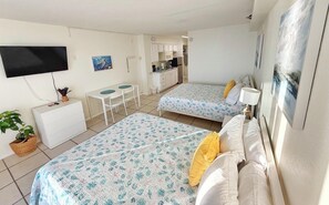 Tabla de planchar con plancha, wifi gratis y ropa de cama